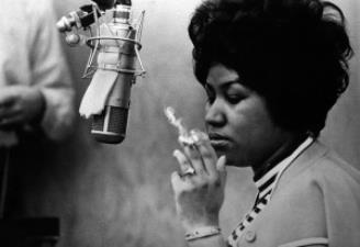 1967-Aretha-Franklin-recording-Respec-Aretha-Franklin-enregistrant-Respec