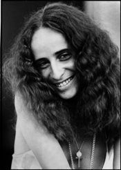 Maria Bethânia será homenageada pela Mangueira