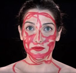 Clarice Falcão lança o clipe de Survivor