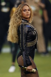 Beyoncé rouba a cena ao abordar o racismo no Super Bowl 50