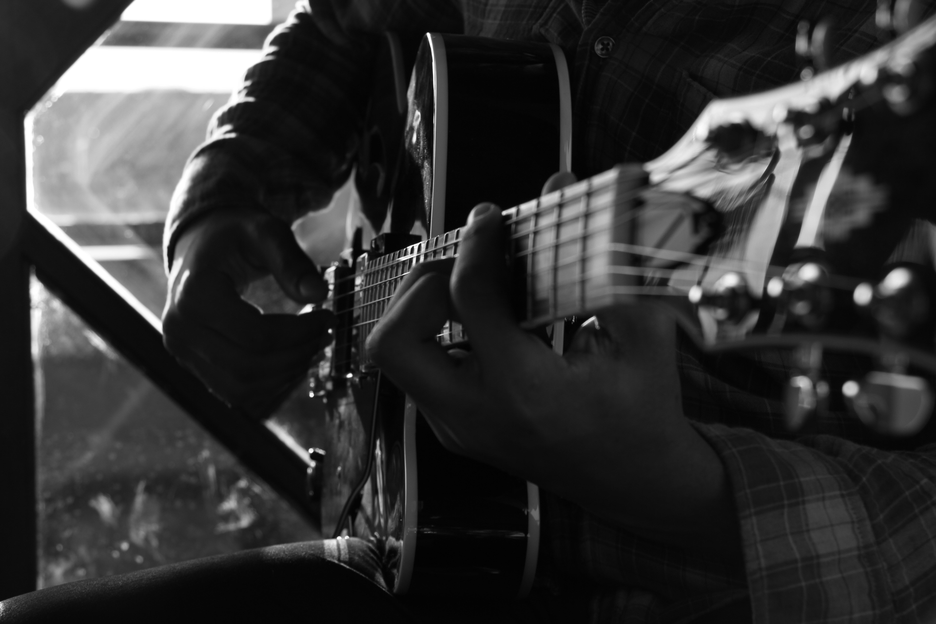 Tema dos Dois, Victor Fernandes na trilha do “Silêncio”