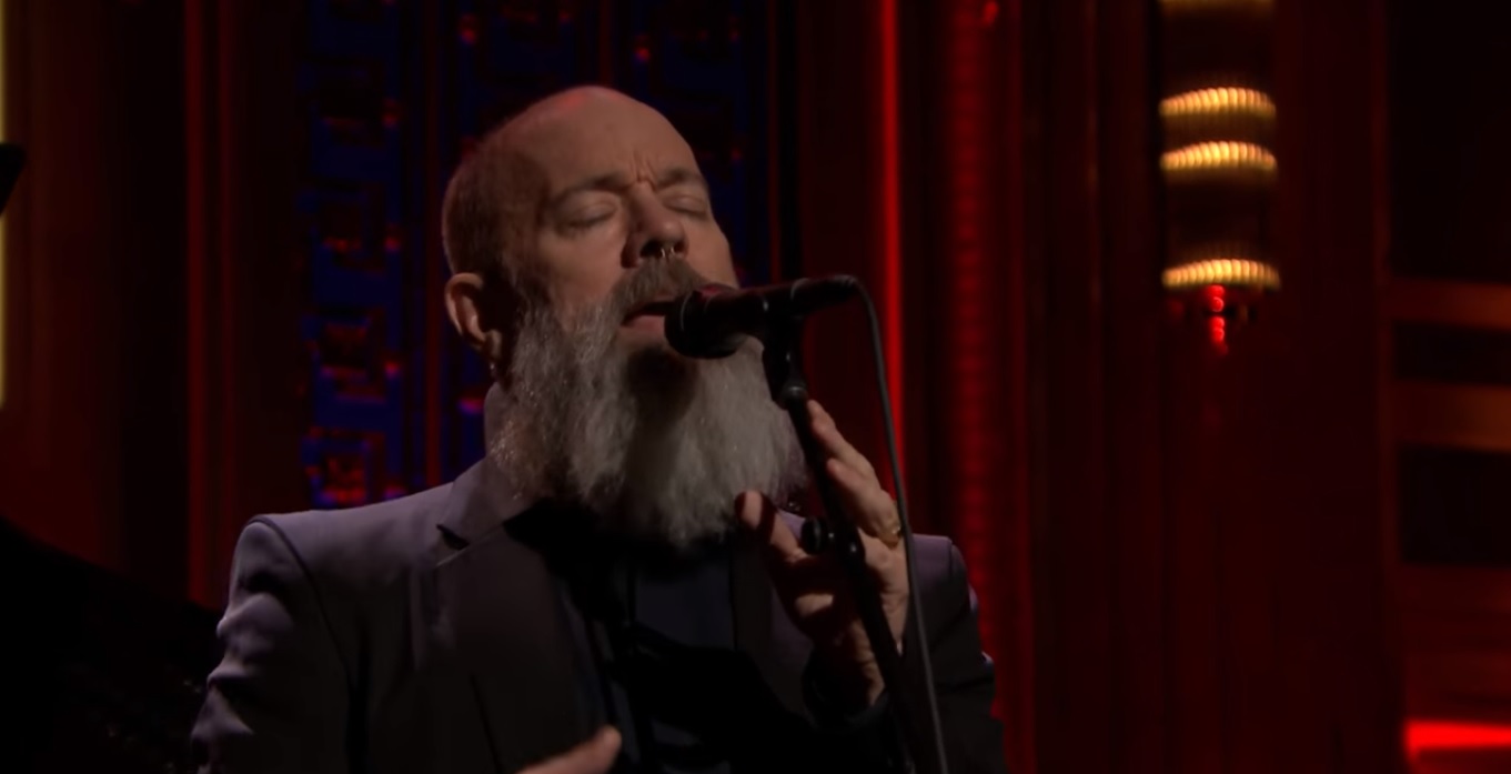 Veja Michael Stipe cantando The Man Who Sold The World