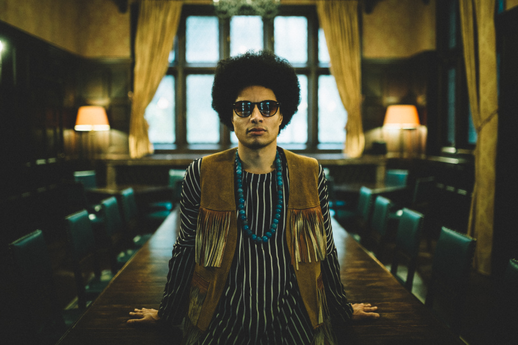 José James canta Bill Withers em Lean On Me