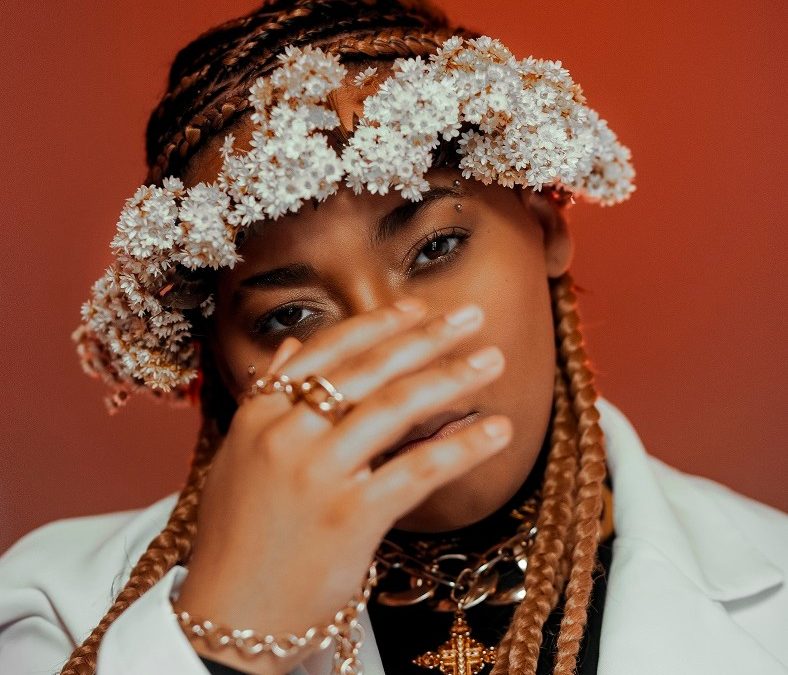 Mulher negra e LGBTQIA+, Iza Sabino em Glória (2020)