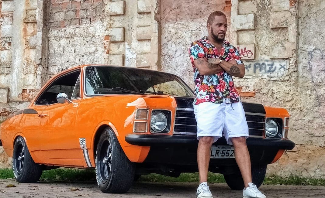 Lukas Kintê sacudindo tudo em Barras (videoclipe)