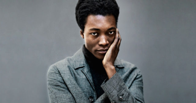 A luz própria de Benjamin Clementine em At Least For Now