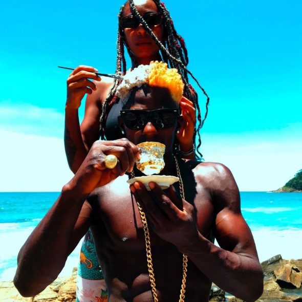 OQuadro “acende o pavio e apavora”, com “Preto sem Açúcar (2021)”