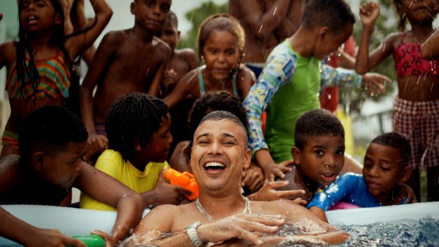 Ravi Lobo “Manda Buscar” um futuro melhor para as crianças junto à Cronista do Morro?