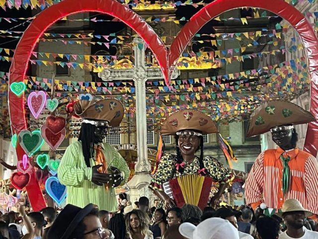 Forró, Samba Junino e Cumbia no São João pelas ruas do Pelourinho!