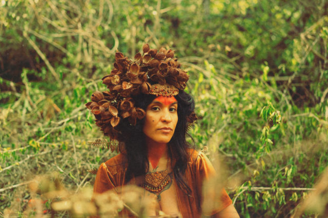 Brisa Flow iluminando nossos pensamentos: Hip-Hop e contracultura em Janequeo (2022)