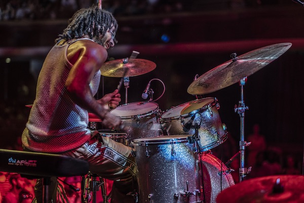 Você precisa assistir a jam do Yussef Dayes Experience no deserto