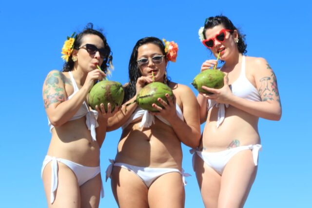 Uma tarde em Itapuã com as Time Bomb Girls