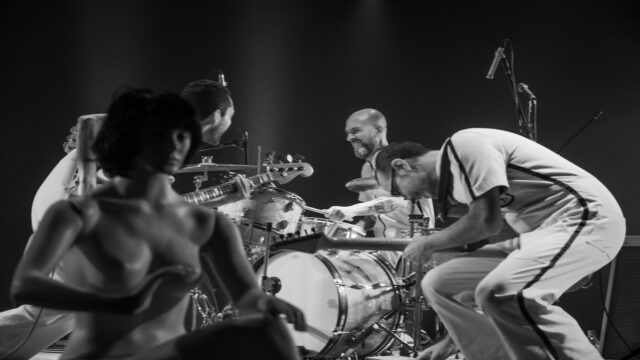 Deixe-se levar pela Nova Onda Hipnótica dos Retrofoguetes