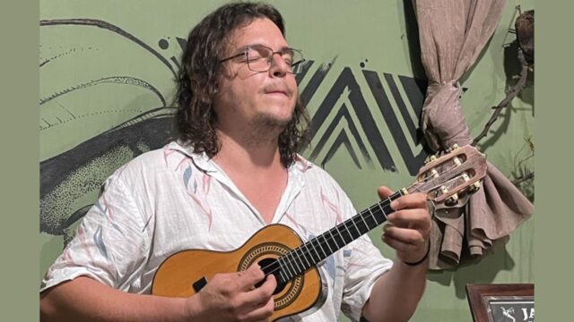 Pablo Araújo encanta o público com seu cavaquinho