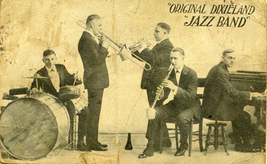 Original Dixieland Band primeira tentativa da indústria musical de se apropriar do Jazz. O grupo gravou o primeiro disco de jazz da história em 1917!